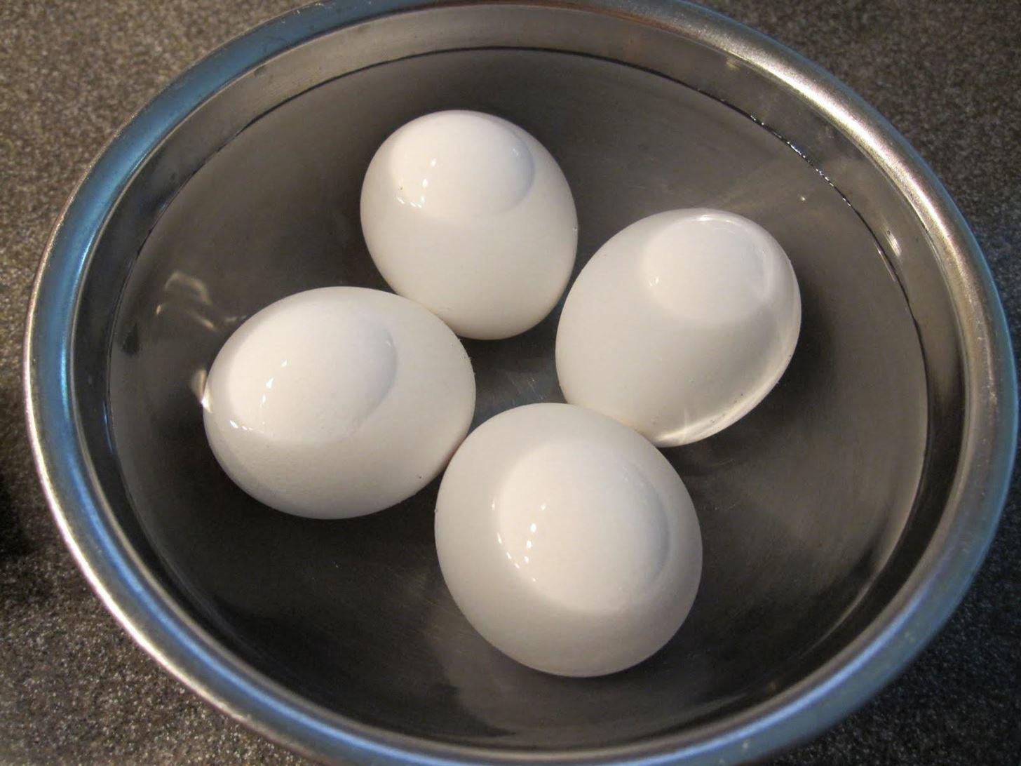Dùng muối kết hợp với nước lạnh để luộc trứng