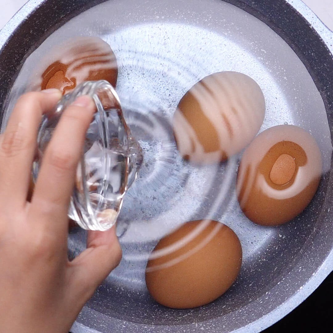 Thêm giấm vào khi luộc trứng