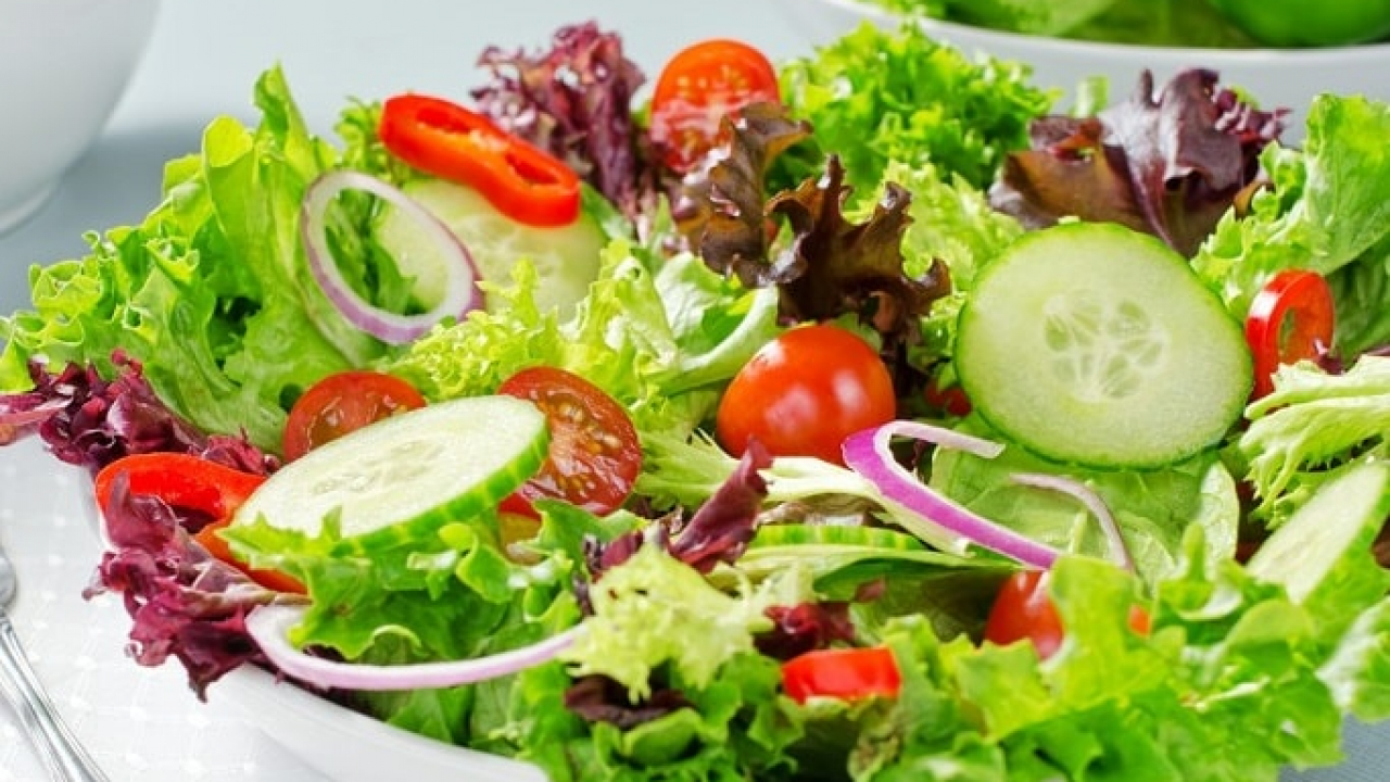 Mẹo làm sạch rau xanh để chế biến Salad cho gia đình