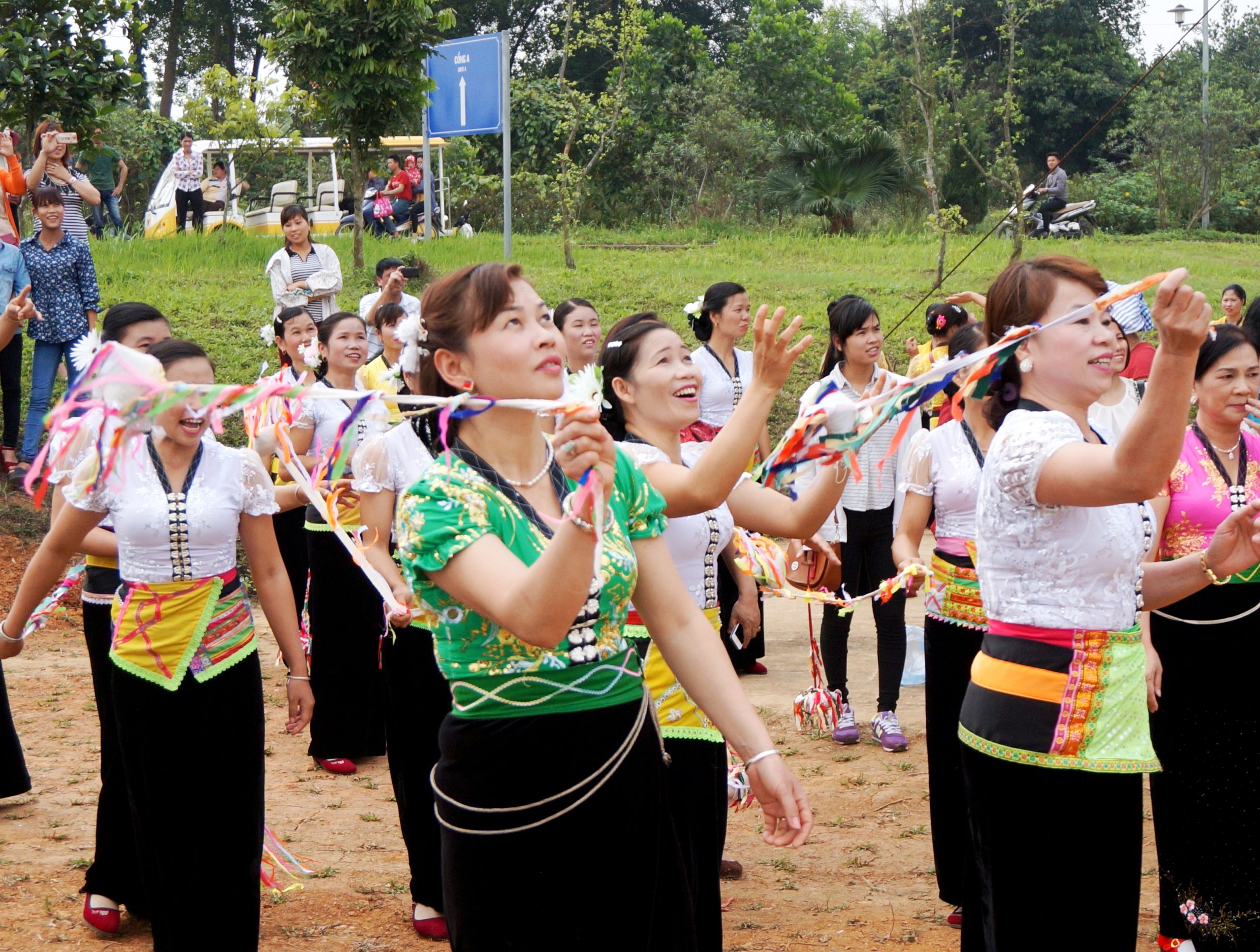 Trò chơi dân gian truyền thống "Ném còn" ở Việt Nam