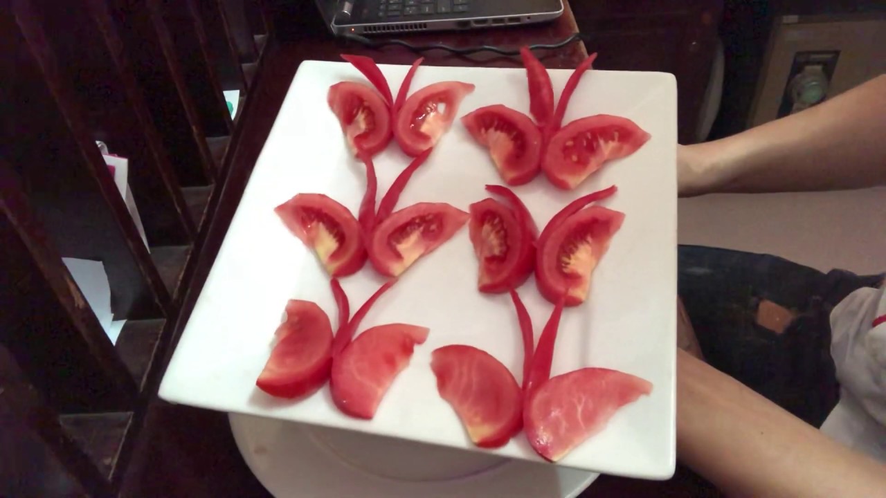 Cách tạo hình bướm bằng cà chua