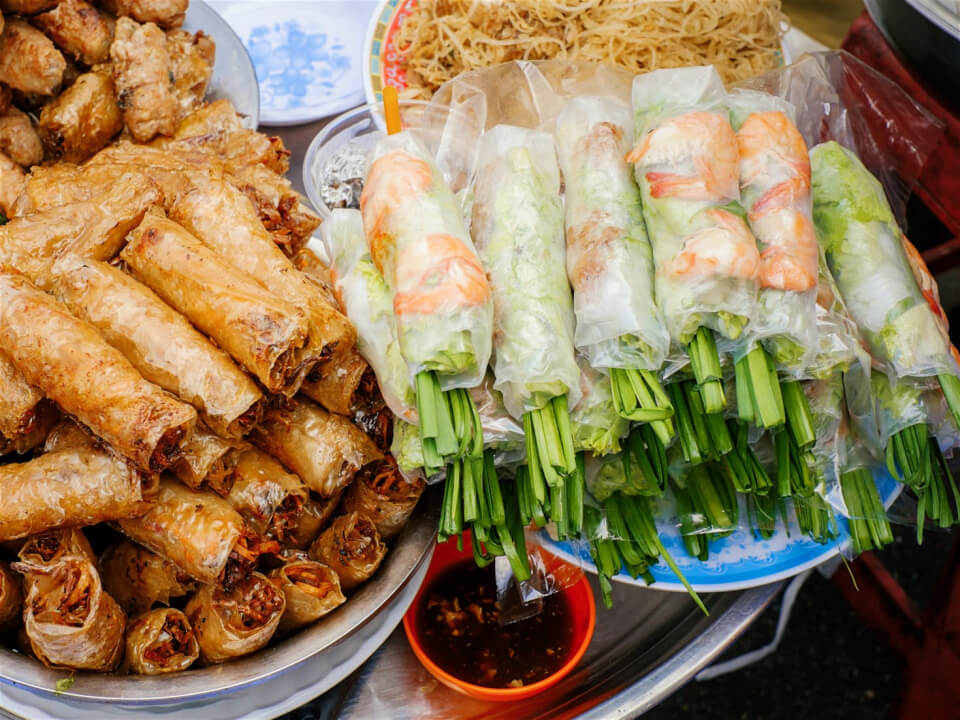 Gỏi cuốn - Món ăn vặt rất được dân thành phố Hồ Chí Minh ưa chuộng